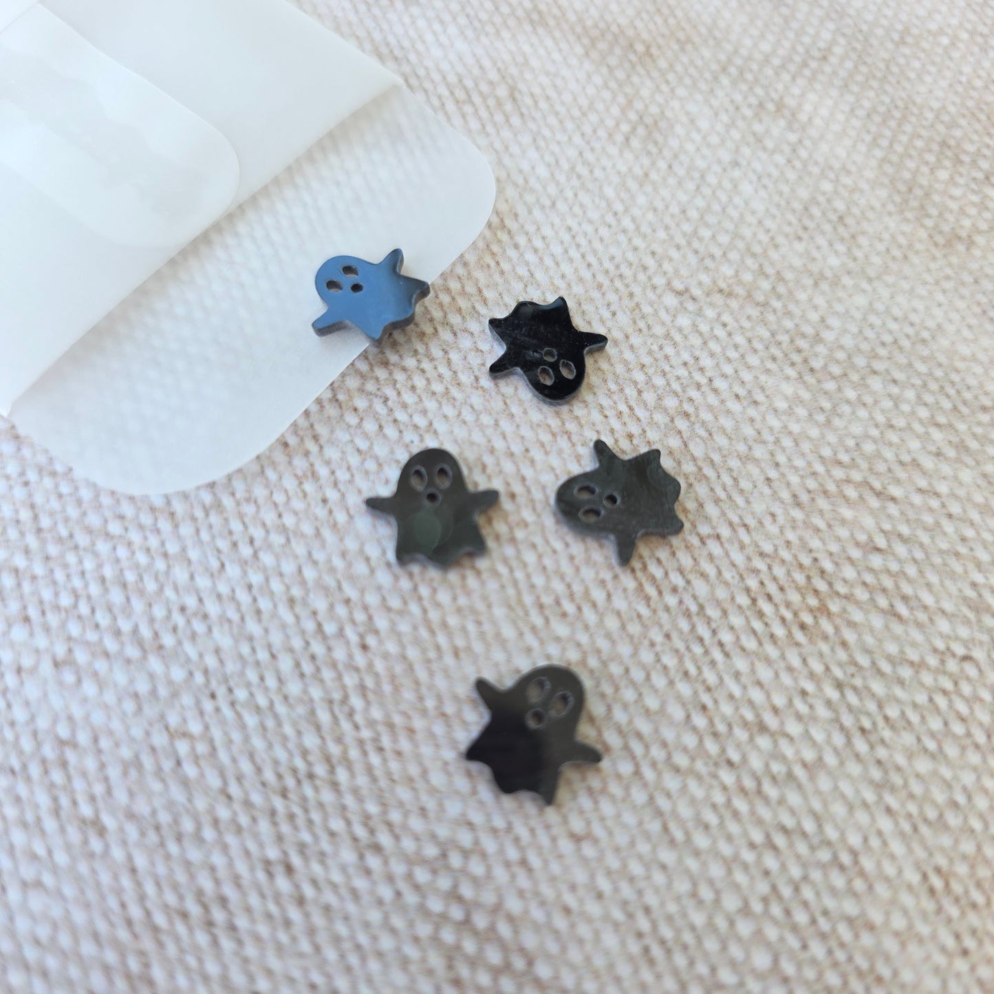 Tiny ghostie buttons