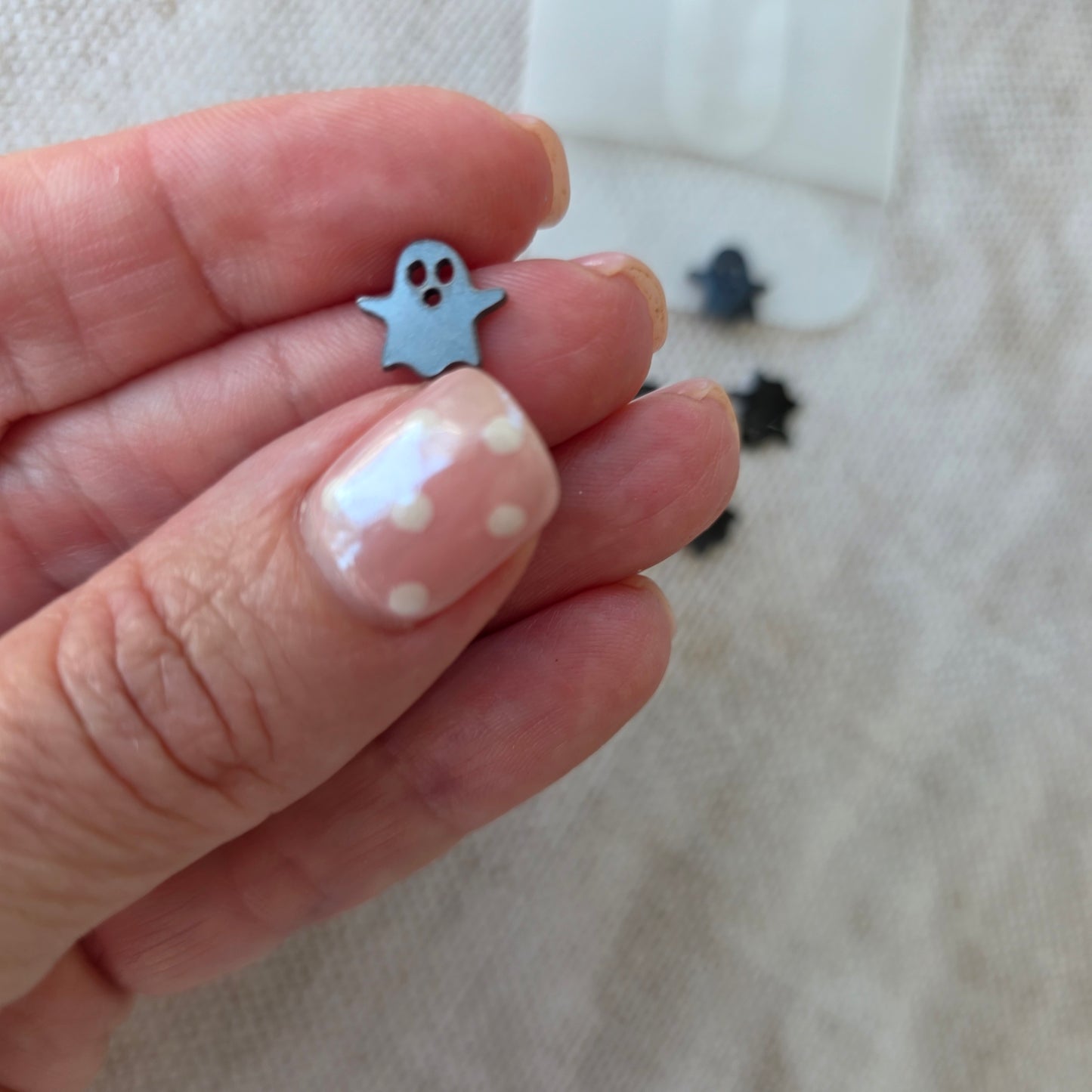 Tiny ghostie buttons